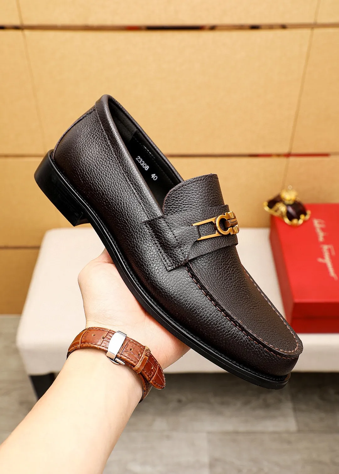 Men's shoes 💰480💐 Product trademark: Ferragamo "Ferragamo" casual leather shoes Regular size: 38-44 (45.46🉑️customized) Product materials: Selected imported first-layer pebbled cowhide leather upper + luxury hardware buckle, imported water-dyed cowhide leather lining. Strong three-dimensional visual effect, original outsole color: 2 colors available